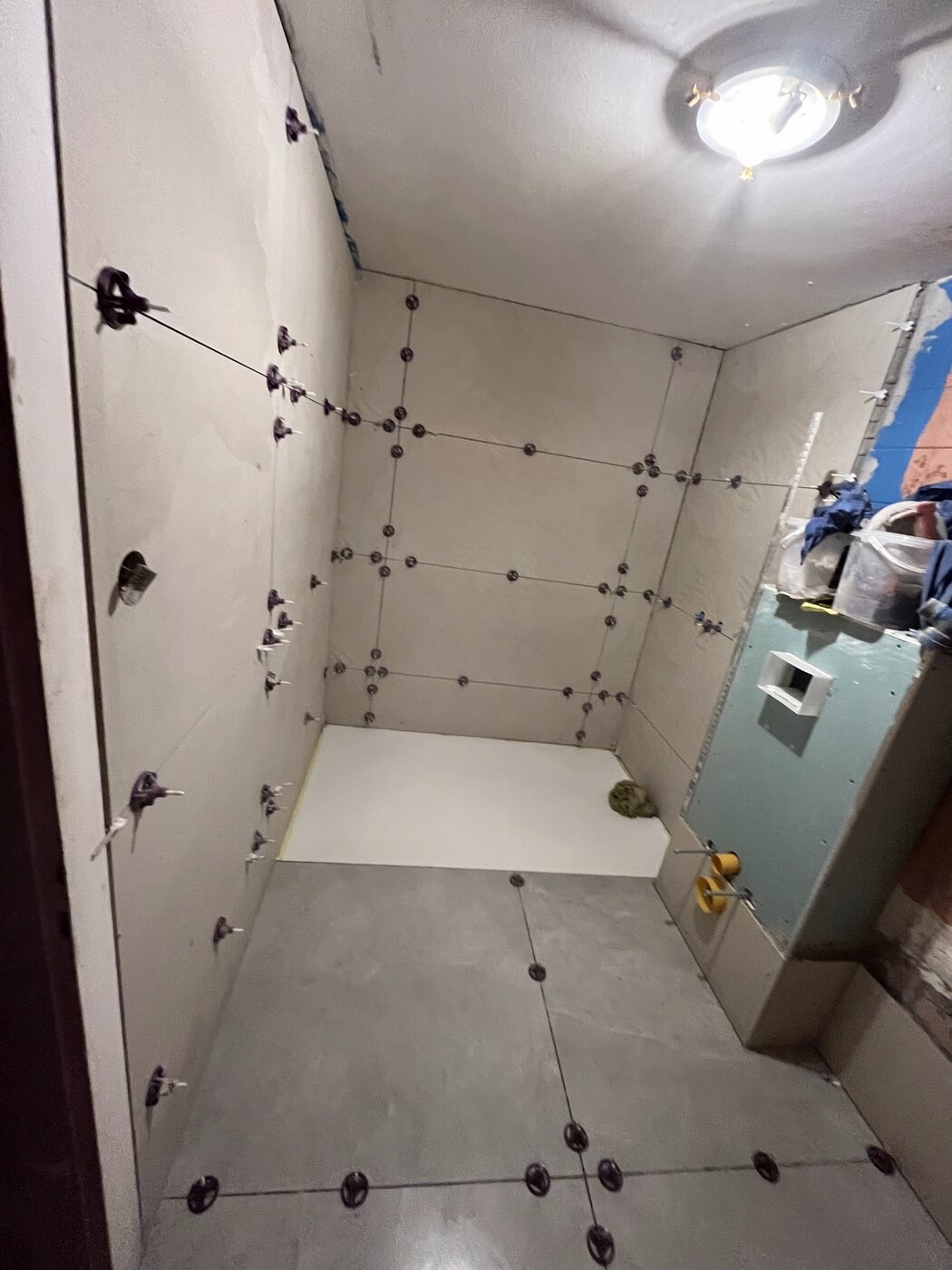 Carrelage grand format avec systèmes de nivellement